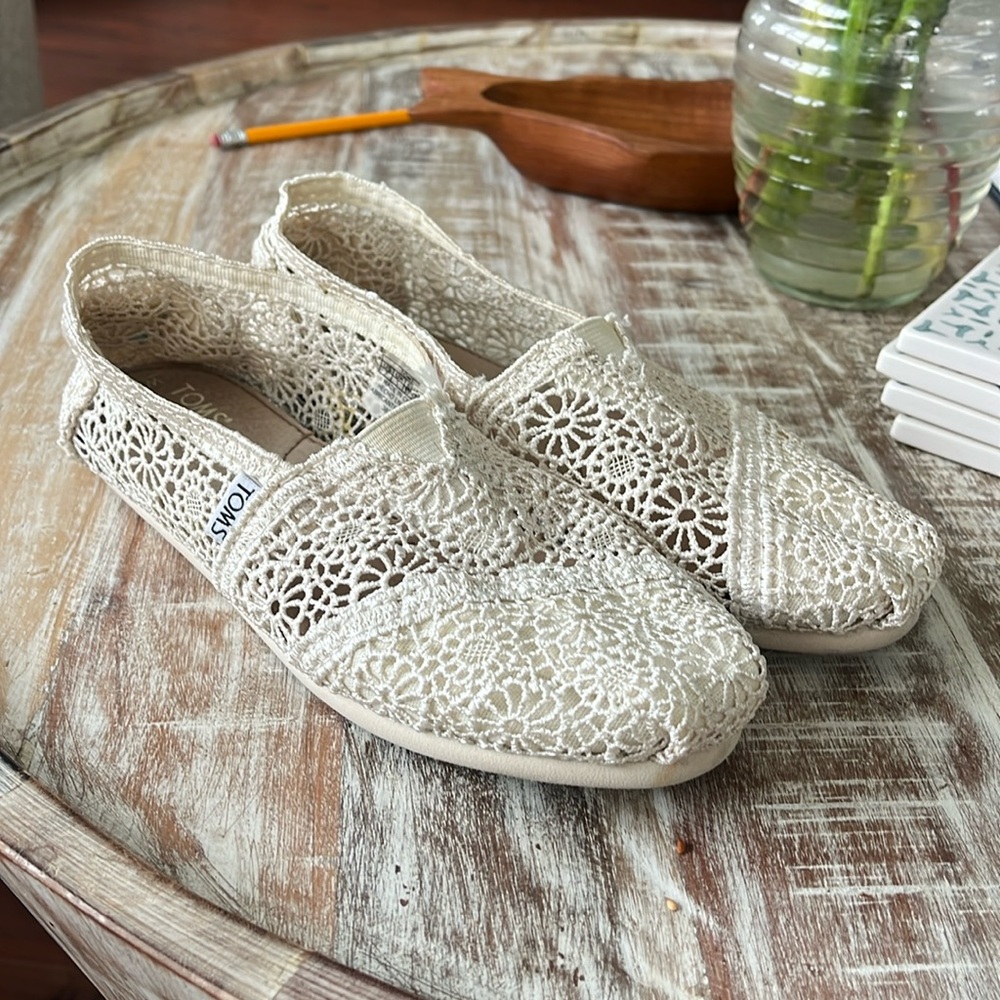 TOMS Lace flats